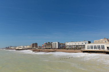 Worthing sahil West Sussex mavi deniz ve gökyüzü