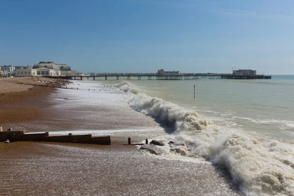 ワーシング イギリス ウェスト サセックスの南海岸の町のビーチに波のクラッシュ — ストック写真