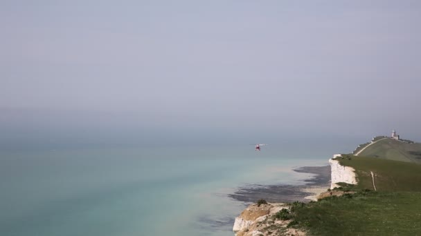 海岸警卫队救援直升机在星期六2018年4月21日在东苏塞克斯海滩之顶头附近巡逻海岸线 — 图库视频影像