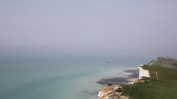 Helikopter Ratunkowy Straż Przybrzeżna Patroli Wybrzeża Pobliżu Beachy Head East — Wideo stockowe