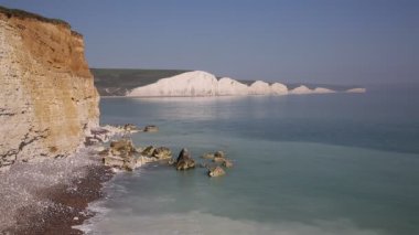 Yedi kız kardeş ve turkuaz deniz kayalıklarla South Downs East Sussex İngiltere Eastbourne arasındaki Seaford tebeşir 
