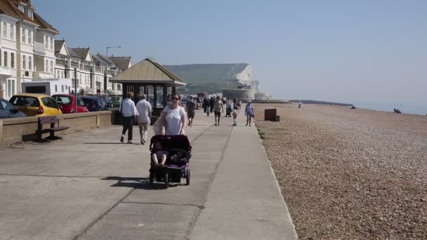 Seaford East Sussex Med Människor Som Njuter Vårsolen Promenader Strandpromenaden — Stockvideo