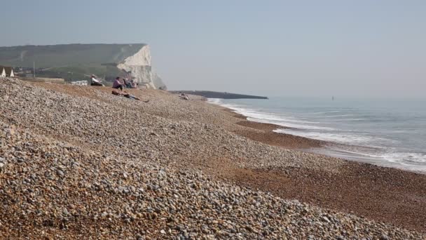 Seaford Plaj Güneşlenme Insanlar Tebeşir Kayalıklarla Doğu Sussex Ngiltere Arka — Stok video