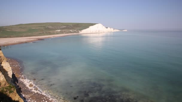 Helderblauwe Zee Prachtige Engelse Kust Seven Sisters Chalk Cliffs East — Stockvideo