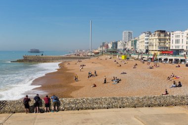 Güzel bahar güneşli ve güzel havalarda Brighton Plajı, East Sussex, ziyaretçileri tarafından Perşembe 19 Nisan 2018 üzerinde zevk