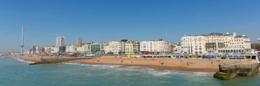 Brighton İngiltere'de deniz ve plaj popüler İngiltere'de turistik şehir panoramik görünüm