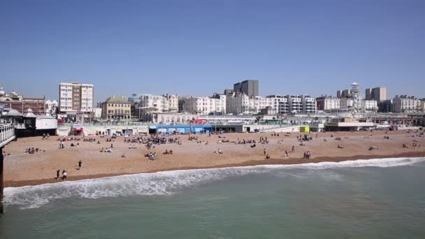 Брайтон Англії Великобританії Людьми Пляжі Навесні Sunshine — стокове відео