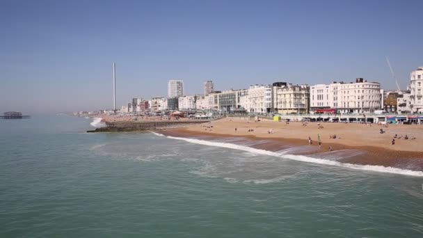 Brighton Beach Vågor Och I360 Tower Populära Brittiska Turistmål — Stockvideo