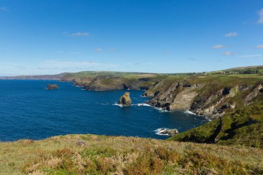 Mavi deniz ve gökyüzü Kuzey Cornwall Tintagel sahil yolundan Farnham için üzerinde