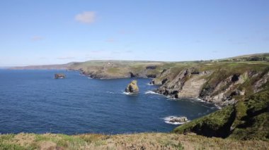 Cornwall sahil görünümü Farnham Tintagel güzel mavi deniz ve gökyüzü ilçe kuzeyinde doğru