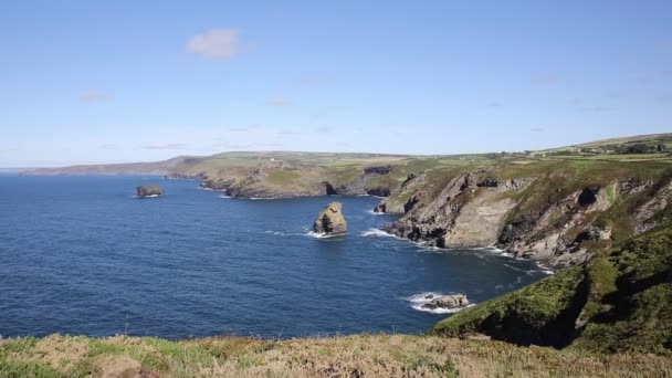 康沃尔海岸对 Boscastle 的看法从廷塔杰尔美丽的蓝色海和天空在县的北部 — 图库视频影像