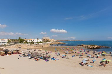 Güzel sonbahar güneşli ve sıcak havalarda tatilciler ve Playa Cala Capitan kumlu plaja yakın La Zenia, Cuma 5 Ekim 2018 İspanya ziyaretçi çekti