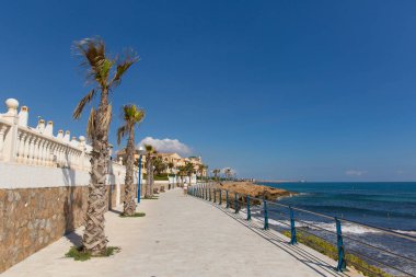 Güzel İspanyol paseo sahil yolu La Zenia ve Playa Cala Capitan İspanya arasında deniz tarafından
