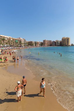 Güzel İspanyol hava çekti insanlar kumlu plaj ve deniz Torrevieja, İspanya için Cumartesi 6 Ekim 2018