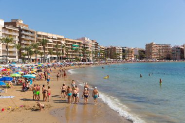Güzel İspanyol hava çekti insanlar kumlu plaj ve deniz Torrevieja, İspanya için Cumartesi 6 Ekim 2018
