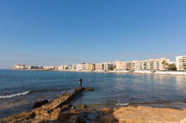 Los Locos Torrevieja İspanya görünümü Körfezi'beach ve balıkçı ile sahil boyunca