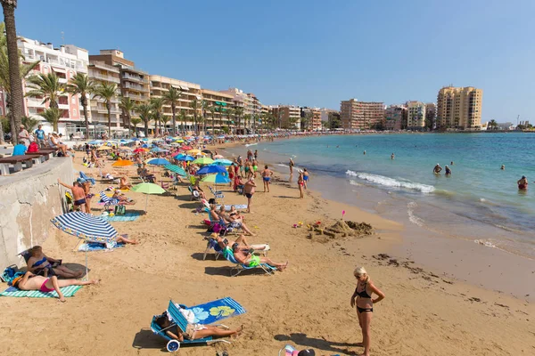 Güzel İspanyol hava çekti insanlar kumlu plaj ve deniz Torrevieja, İspanya için Cumartesi 6 Ekim 2018