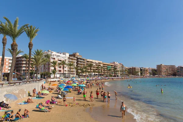 Szép Spanyol Időjárás Felhívta Emberek Homokos Strand Tenger Torrevieja Spanyolország — Stock Fotó