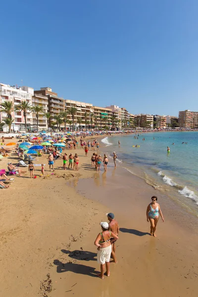 Szép Spanyol Időjárás Felhívta Emberek Homokos Strand Tenger Torrevieja Spanyolország — Stock Fotó