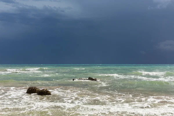 嵐の前に の静けさ 太陽に照らされた海の暗い雲 — ストック写真