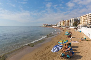Güzel İspanyol Ekim Cumartesi 6 Ekim 2018 çekti kumlu plajda Los Locos Torrevieja, İspanya için güneş ve sıcak hava insanlar