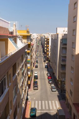Torrevieja İspanya, uzun boylu Apartmanlar ve araba ile uzun düz sokak
