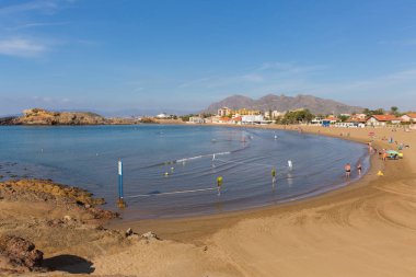Turistler ve ziyaretçiler Puerto de Mazarron, İspanya Pazar 30 Eylül 2018 üzerinde Cabezo de Gilivan plajda güzel İspanyol güneş zevk