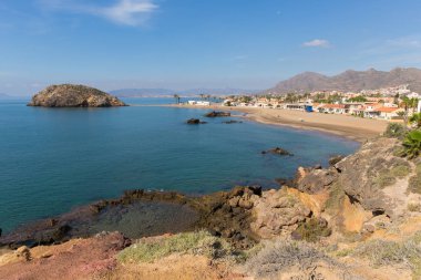 Playa de siklikla plaj ve sahil Puerto de Mazarron Murcia Güney Doğu İspanya bir kasabadaki pek çok güzel plajları