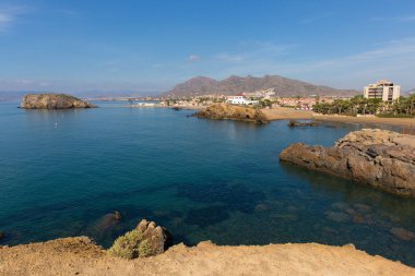 Güzel Puerto de mazarron sahil görünümüne Playa la Pava plaj ve bay, bu İspanyolca pek çok güzel plajları biri Akdeniz tarafından şehir sahil    