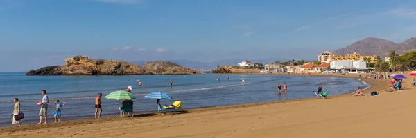 Toeristen Bezoekers Genieten Van Prachtige Spaanse Zon Cabezo Gilivan Strand Rechtenvrije Stockfoto's