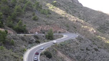 Dikkatle sıkı bir İspanyol Sahil yolda Mazarron ve Cartagena Güney Doğu İspanya arasında dağlar u şeklindeki çevresinde sürüş yavaş Araçlar