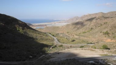 İspanyolca dağlara doğru Isla Plana Güney Doğu İspanya üzerinden sahil manzaralı Puerto de Mazarron ve Cartagena arasında yol sahil