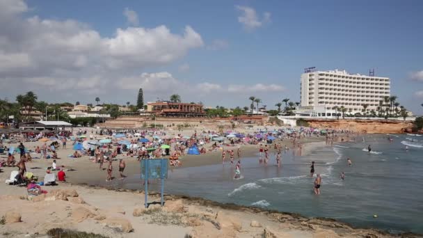美しい 月日差しと暑さは 金曜日 2018 日に行楽客やラ武 スペインの砂浜のビーチへの訪問者を描いた — ストック動画