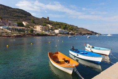 La Azohia Murcia İspanya La Isla Plana yakınındaki ve Puerto de Mazarron ve Cartagena arasında yer alan köy deniz kenarında demirleyen tekneleri ile