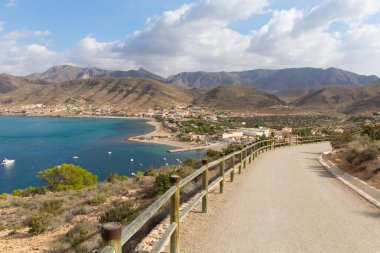 La Azohia Murcia İspanya La Isla Plana yakınındaki ve Puerto de Mazarron ve Cartagena arasında bir köy. Bu yürüyüş görünümünden kule tepe üzerinde olduğunu.