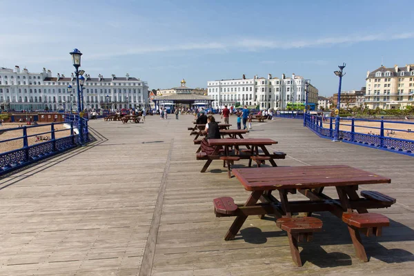 Turister Och Besökare Njuter Eastbourne Pier Det Vackra Vårvädret Eastbourne — Stockfoto