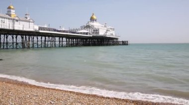 Plaj ve güzel havalarda dalgalarda ile geleneksel İngilizce seaside pier Eastbourne Batı Sussex