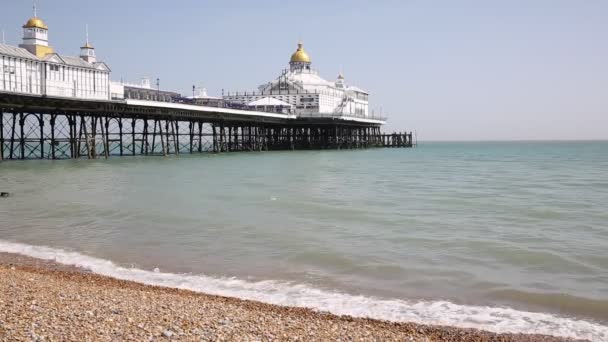 Plaj Güzel Havalarda Dalgalarda Ile Geleneksel Ngilizce Seaside Pier Eastbourne — Stok video