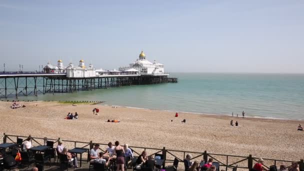 Истборн Sussex England Занят Кафе Людьми Пляжем Пиром Прекрасную Весеннюю — стоковое видео