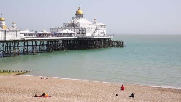 Eastbourne West Sussex Geleneksel Ngiliz Pier Plaj Güzel Havalarda Dalgalarda — Stok video