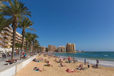 Turistler ve ziyaretçiler Playa Cura plajda, Torrevieja, İspanya Pazar 7 Ekim 2018 üzerinde güzel Ekim İspanyol güneşli havanın tadını