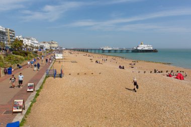 Bahar hava görkemli büyü Eastbourne, East Sussex, kumsalda turistlere Pazar 22 Nisan 2018 çekti.
