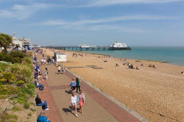 Geleneksel İngiliz tatil şehir Eastbourne, East Sussex, güzel bahar hava sahil alanının üzerinde Pazar 22 Nisan 2018 üzerinde yürüyen insanlar