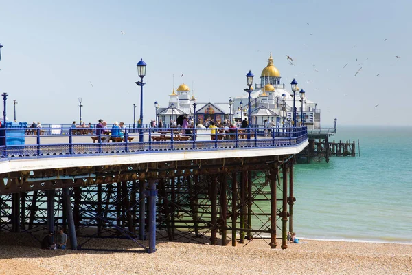 Tourists Visitors Were Attracted Eastbourne Pier Beautiful Spring Weekend Weather — Stock Photo, Image