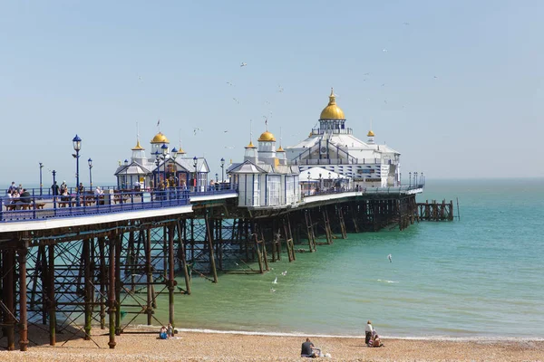 Tourists Visitors Were Attracted Eastbourne Pier Beautiful Spring Weekend Weather — Stock Photo, Image