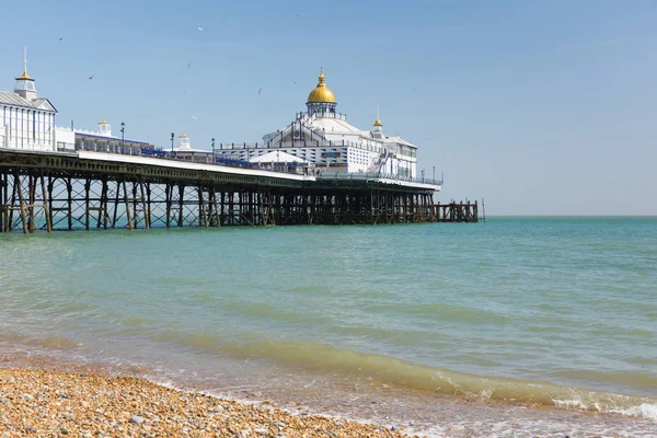 Turisté Návštěvníci Byli Přitahováni Eastbourne Pier Krásný Jarní Víkend Počasí — Stock fotografie