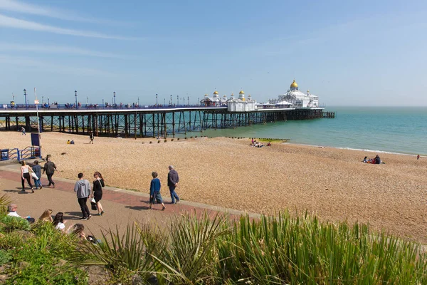 Lidé Chodit Nábřeží Pobytu Plážích Slunném Eastbourne East Sussex Neděli — Stock fotografie