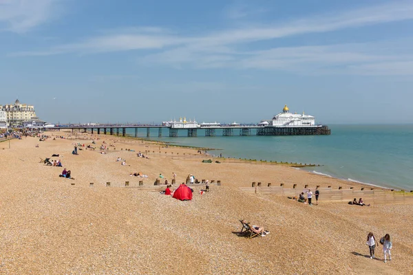 Beautiful Spring Weather Attracted Families Eastbourne Beach East Sussex Sunday — Stock Photo, Image