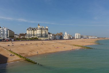 Eastbourne, East Sussex, İngiltere, İngiltere-Nisan 22nd 2018: Bahar hava görkemli büyü çekti Eastbourne, East Sussex, kumsalda turistlere Pazar 22 Nisan 2018