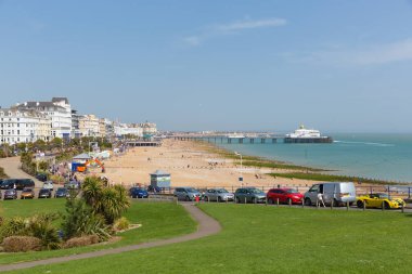 Eastbourne, East Sussex, İngiltere, İngiltere-Nisan 22nd 2018: güzel bahar hava çekti deniz kenarında Eastbourne, East Sussex, turistlere Pazar 22 Nisan 2018